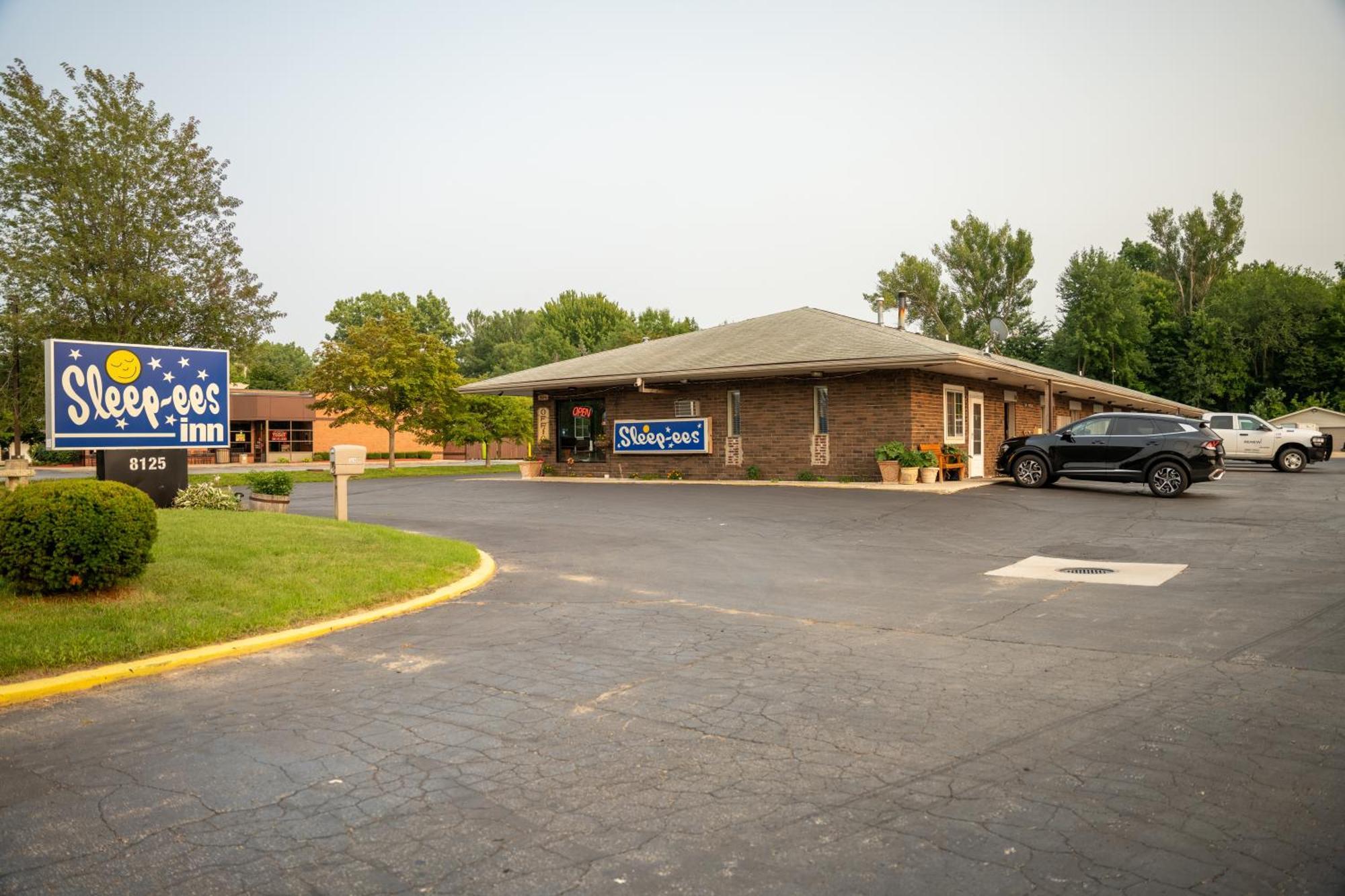 Sleep-Ees Inn, Saginaw & Frankenmuth Екстер'єр фото