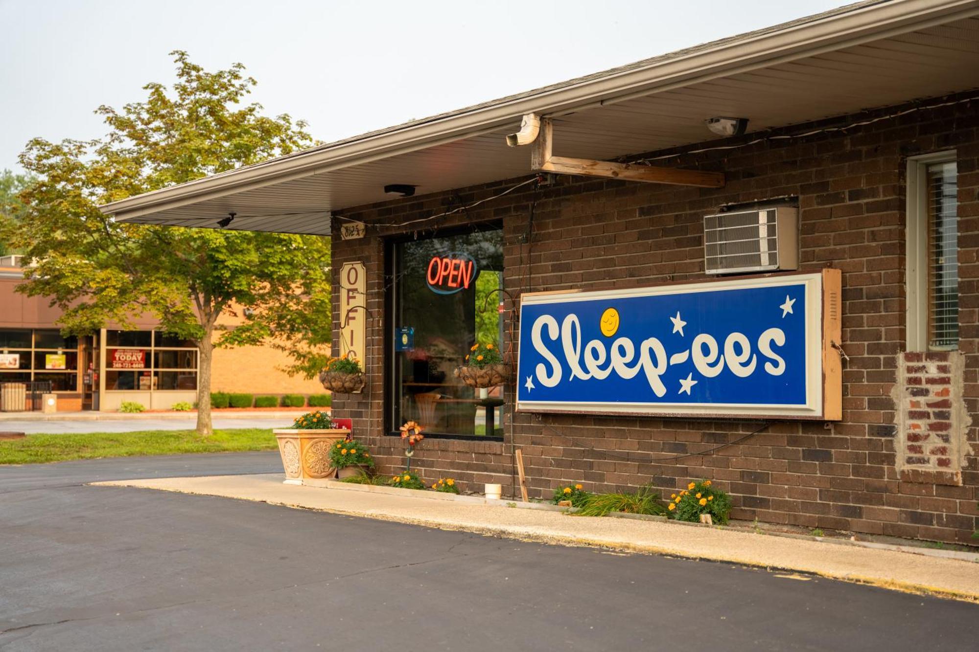 Sleep-Ees Inn, Saginaw & Frankenmuth Екстер'єр фото