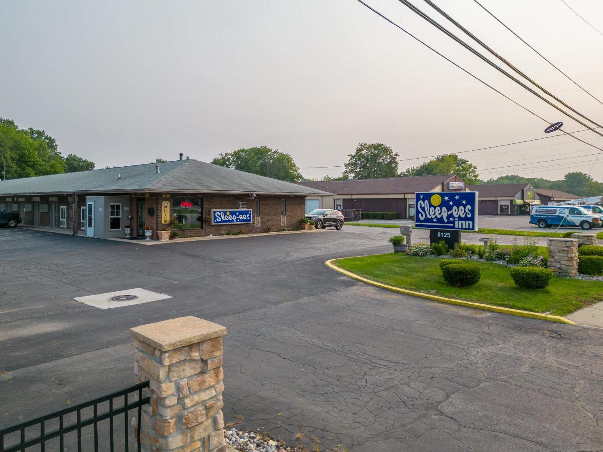 Sleep-Ees Inn, Saginaw & Frankenmuth Екстер'єр фото